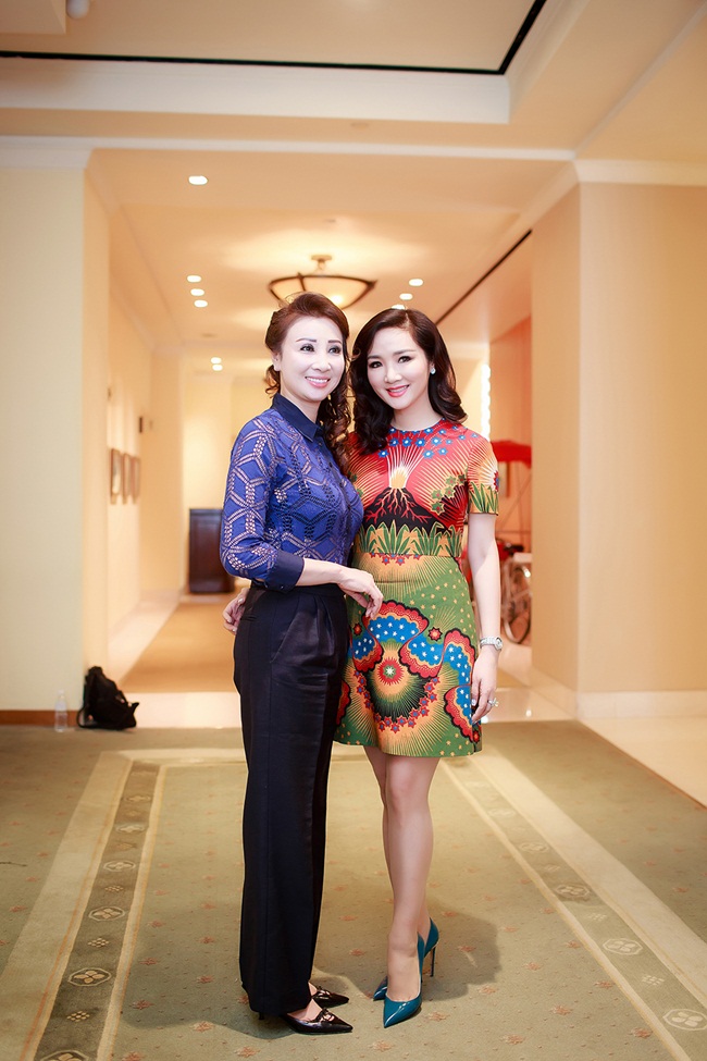 Trong hai vai trò quan trọng, vừa là đại sứ vừa là giám khảo, Hoa hậu Giáng My còn chứng tỏ được phong cách thời trang ấn tượng trong việc phối những phụ kiện với nhau đầy tinh tế. Những hình ảnh mới nhất này đập tan mọi nghi ngờ về sự cố photoshop quá đà vừa qua.
