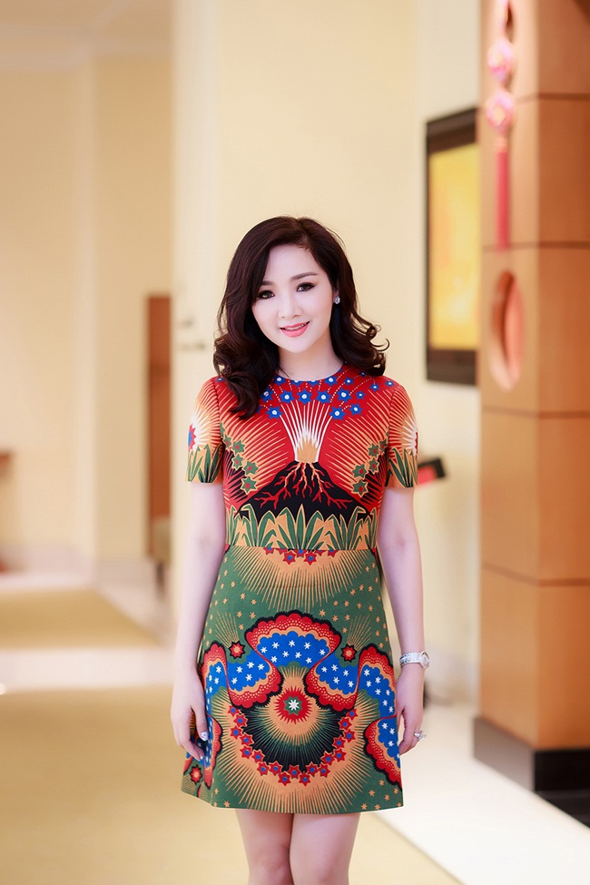 Cô trở thành tâm điểm của truyền thông Pháp khi được săn đón từ những ống kính máy ảnh tới trả lời phỏng vấn của cánh báo chí. Vẻ đẹp xinh đẹp thách thức thời gian ngày càng tươi trẻ mặn mà trở thành vũ khí lợi hại của cô khi đọ dáng cùng nhiều ngôi sao quốc tế.