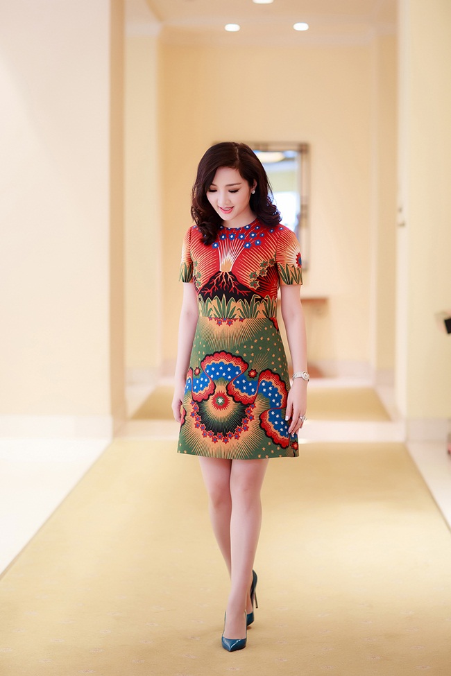 Người đẹp thách thức thời gian với nhan sắc không tuổi  tạo sức hút cho chính mình bởi vẻ đẹp tự nhiên, dịu dàng nhưng vẫn chất lừ thời trang xu hướng. Cô trở thành một nàng thơ, một fashionnista giữa đường phố Pháp lãng mạng.
