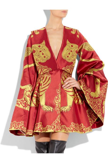 Bộ váy của Lý Nhã Kỳ có rất nhiều điểm khác với phiên bản gốc, từ màu sắc đến thắt lưng bản rộng. Ngoài ra, Lý Nhã Kỳ cũng rất ''vui tính'' khi công bố mức giá cao gấp 4 lần giá bán thật của bộ váy - 10.000$ (khoảng 210 triệu đồng).