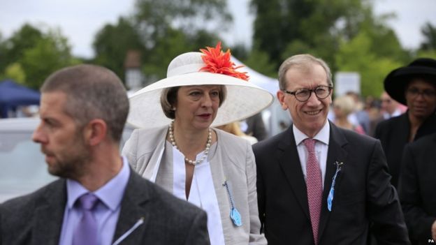Ông Philip May, phu quân của bà Theresa là một nhân vật nổi tiếng trong giới ngân hàng Anh. Ông từng đảm nhiệm cương vị quản lý tại các ngân hàng và quỹ đầu tư De Zoete & Bevan, Deutsche Bank, Capital Group...