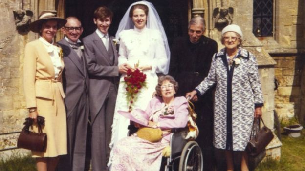 Năm 1976, bà gặp ông Philip May. Cặp đôi đã được ông Benazir Bhutto, người sau này trở thành Thủ tướng Pakistan “mai mối”. Năm 1980, họ kết hôn.