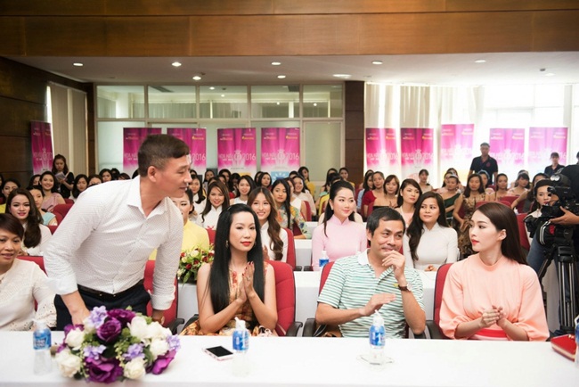  Bên cạnh đó, cô còn cho rằng, cô ban giám khảo không chấm ngay trước mắt mà phải có tầm nhìn xa hơn. Tùy vào độ tuổi, chẳng hạn như không thể bắt một cô gái 18 tuổi nảy nở ngay được nhưng vài năm sau cô gái ấy sẽ tỏa sáng. Đó là nhờ vào cái hay cái tài của Ban giám khảo.