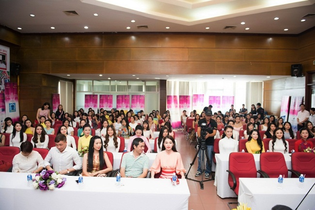 Nhan sắc không tuổi cùng tài năng của mình, Á hậu Trịnh Kim Chi là cái tên luôn tạo được sức hút, sự theo dõi từ công chúng hơn 20 năm qua. Với kinh nghiệm trên nhiều lịnh vực, Trịnh Kim Chi đang nhận được sự yêu mến, kỳ vọng từ công chúng cho một mùa Hậu thành công.