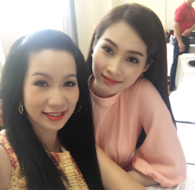 Hai nàng hậu xuất hiện giản dị, mỗi người một vẻ nhưng vô cùng lộng lẫy và hội tụ tại một điểm chung là nét rạng ngời, mặn mà theo thời gian.