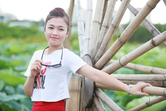 ''Bạn có quyền hâm mộ diễn viên Trung Quốc nhưng cho rằng việc ủng hộ hành vi xâm lược gần hết biển đảo của tổ quốc chỉ là một quan điểm chính trị, như không ảnh hưởng đến mình thì mình cũng chào thua, biên tập viên mà như thế à?'', ''Không ngờ một biên tập viên, một người có học thức mà lại suy nghĩ như vậy!- trích bình luận của người dùng mạng.
