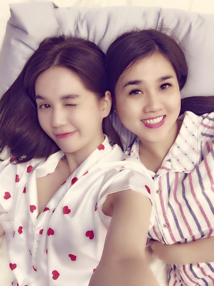 Ngọc Bích sinh năm 1984 và 13Win22 com hiện đang mở thời trang cùng em gái. Nhiều người nhận xét nhan sắc vóc dáng của cô có phần lấn lướt cả Ngọc Trinh.