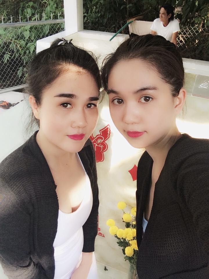Cũng giống như cô em, Ngọc Bích sở hữu vòng 1 gợi cảm và làn da trắng sứ.