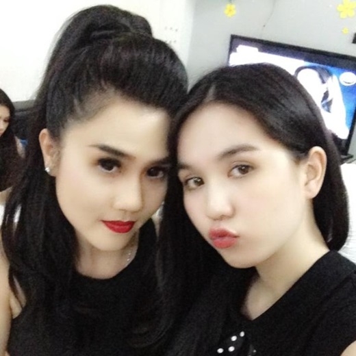Hai chị em rất thân thiết và gắn bó với nhau trong cuộc sống. Khác với vẻ ngây thơ của Ngọc Trinh, Ngọc Bích mặn mà và nhẹ nhàng hơn.