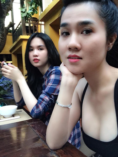 Chị gái Ngọc Trinh tên Ngọc Bích, mặc dù đã ngoài 30 và có con trai kháu khỉnh nhưng cô vẫn giữ được sự trẻ trung và gợi cảm chẳng hề thua kém cô em gái nổi tiếng. 