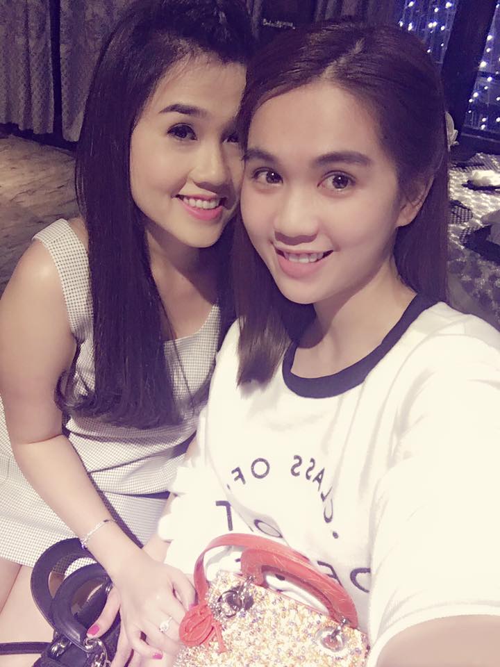 Dù chênh nhau 5 tuổi nhưng khi để kiểu tóc và mặc đồ giống nhau họ trông chẳng khác nào sinh đôi.
