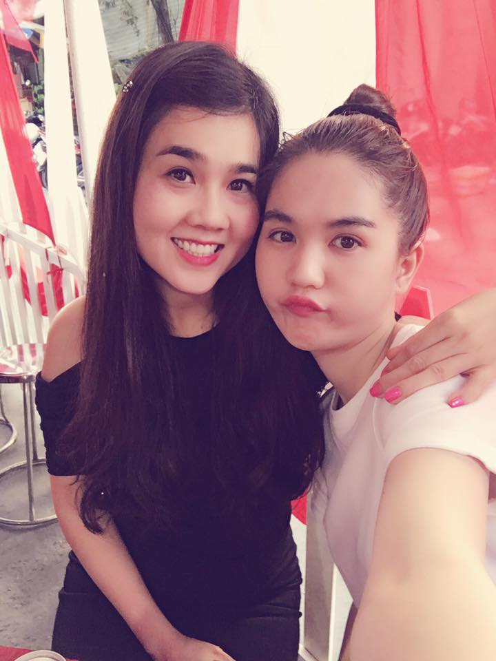 Trong khi em gái thường tạo dáng dễ thương trong những bức ảnh thì Ngọc Bích luôn nền nã và nhẹ nhàng.
