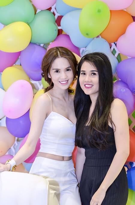 Ngọc Bích thi thoảng cũng đi sự kiện cùng em gái.