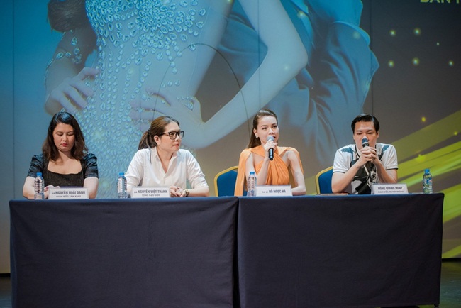 Sau khi thành công với hình tượng “Nữ hoàng giải trí” hàng đầu showbiz Việt, Hồ Ngọc Hà vẫn tiếp tục ghi dấu ấn lớn với các cac khúc hit như: Tìm lại giấc mơ, Một lần cuối thôi, Xóa ký ức, Tội lỗi và gần đây nhất là ca khúc Đừng đi đang trở thành một trong những bài hát được nghe nhiều nhất hiện tại. 