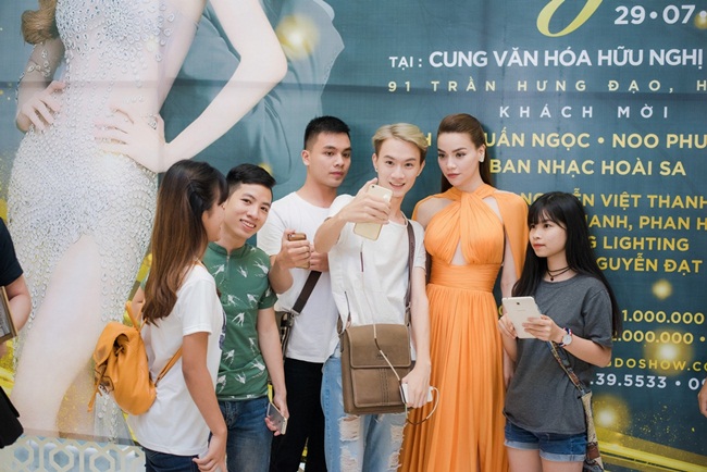Nhiều fan hâm mộ có mặt trong buổi họp báo công bố đêm nhạc của Hồ Ngọc Hà.