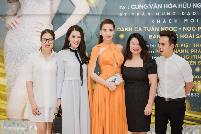 Trong buổi họp báo chính thức, nhiều đồng nghiệp, bạn bè thân thiết của Hồ Ngọc Hà cũng có mặt.
