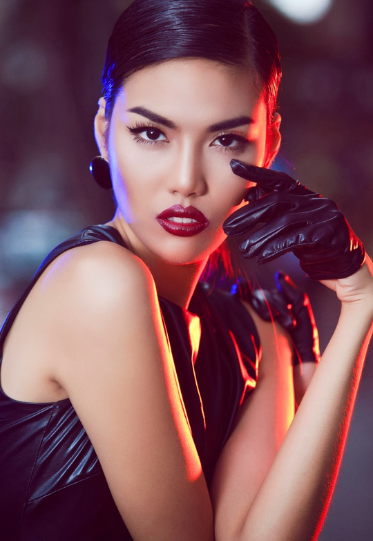 Ngược lại, Lan Khuê hay trang điểm đậm. Phong cách này rất hợp với khuôn mặt đậm chất người mẫu của cô.