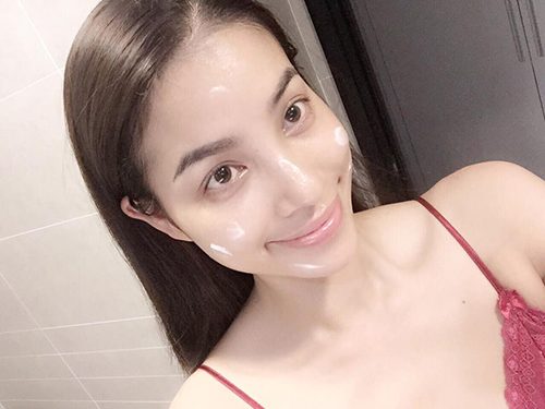 Ngoài ra, Phạm Hương sở hữu những đặc điểm như mắt, mũi môi đều đẹp.