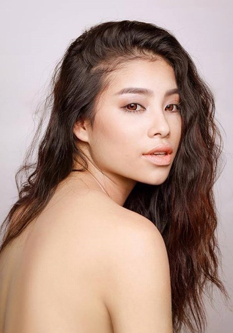 Người đẹp cũng khá chuộng phong cách trang điểm màu nude tự nhiên.