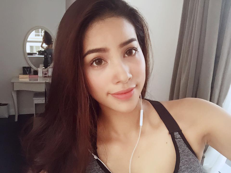 Làn da của Phạm Hương khiến nhiều người mơ ước.