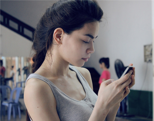 Khi khoác lên mình những bộ cánh hàng hiệu thì cả ba HLV The Face và cũng là 3 người đẹp đình đám nhất Vbiz Hà Hồ - Phạm Hương - Lan Khuê đều không đội trời chung về nhan sắc. Tuy nhiên khi rũ bỏ lớp son phấn thì ai trong số họ là người có thần thái tốt nhất?