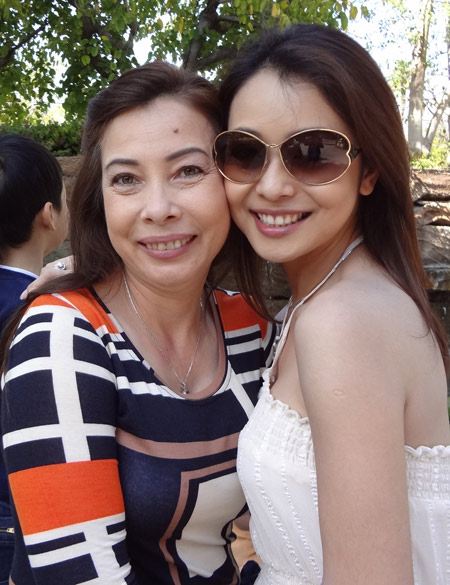 Đa số những nét của Jennifer Phạm đều được thừa hưởng từ mẹ của cô, từ đôi mắt buồn, sống mũi, cho đến khuôn miệng.