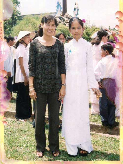 Hoa Hậu Ngọc Trinh xinh đẹp và nhỏ nhắn bên mẹ.