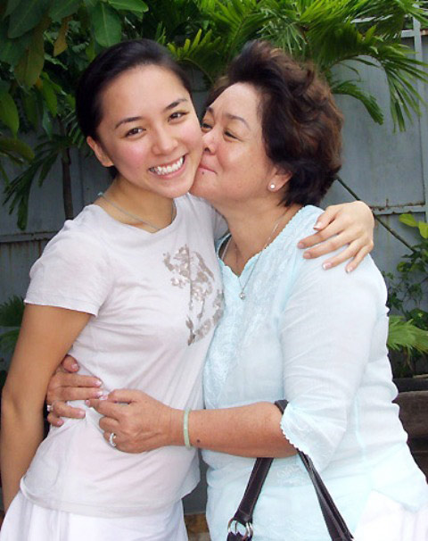 Đôi môi nhỏ nhắn và khuôn miệng cười tươi của cô chắc chắn là bản sao của mẹ hồi trẻ.
