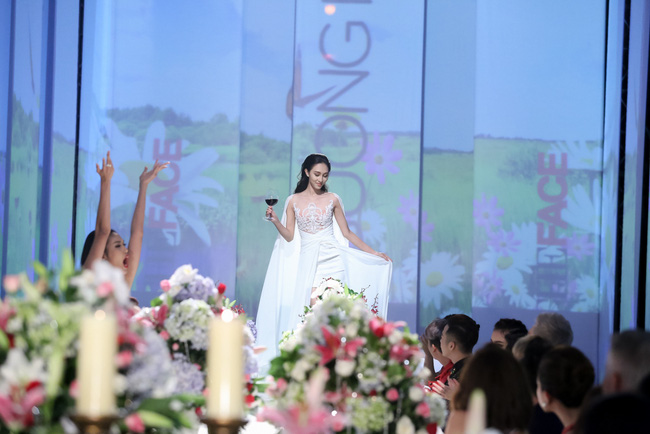 Nhà thiết kế Chung Thanh Phong chia sẻ anh rất hài lòng khi các thí sinh này đã làm đúng tinh thần mà bộ sưu tập mong muốn và đã tạo được cảm hứng cho bàn tiệc.