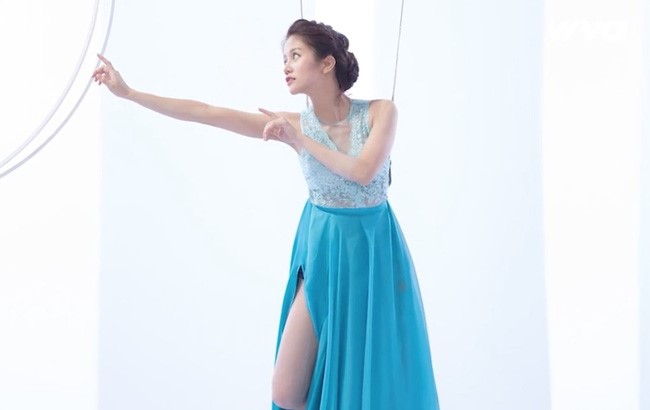 Bước vào phần thi chính, An Nguy tỏ ra lúng túng khi không biết cách tạo dáng mềm mại, uyển chuyển như huấn luyện viên hướng dẫn. Lo lắng với phần thi vụng về của thí sinh lớn tuổi nhất The Face, Phạm Hương bước lên sân khấu, trực tiếp nắn dáng và liên tục nhắc nhở. 