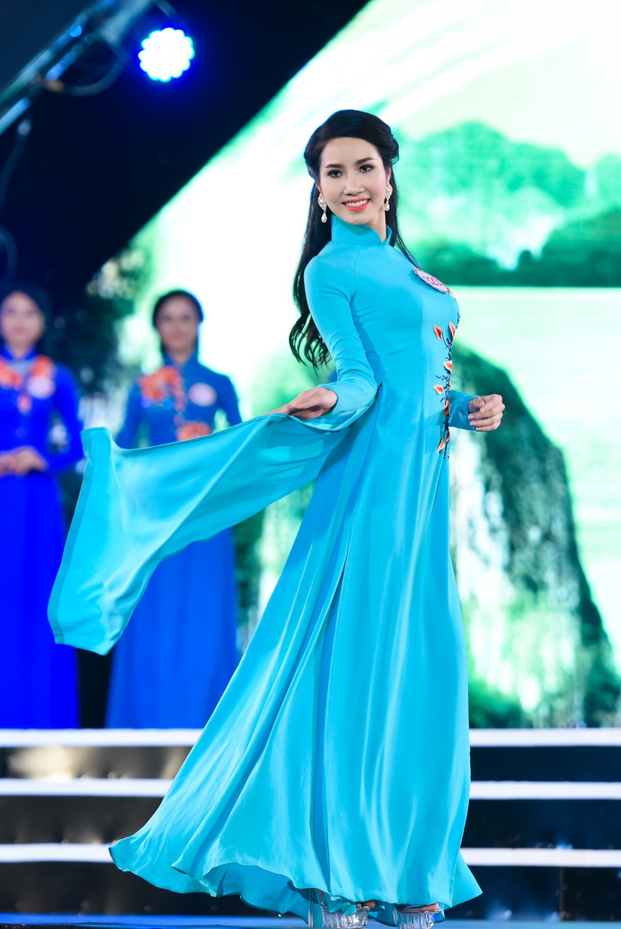 Các thí sinh diện trang phục của nhà thiết kế Ngô Nhật Huy thi trình diễn áo dài.