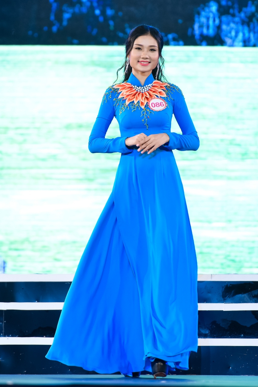 Các người đẹp tự tin khoe sắc trên sân khấu thông qua phần thi catwalk.