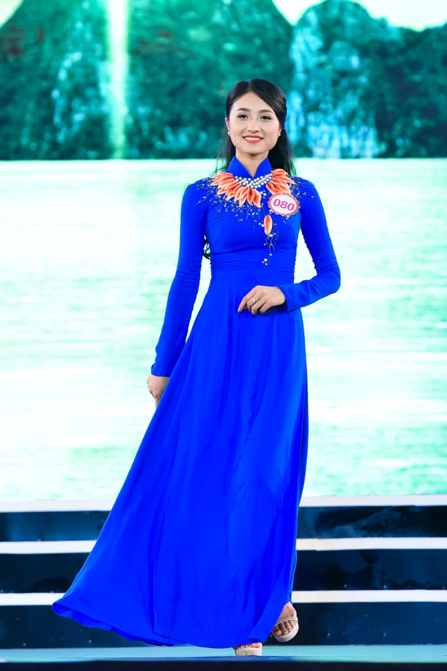 Áo dài là trang phục không bao giờ thiếu trong các phần thi sắc đẹp.