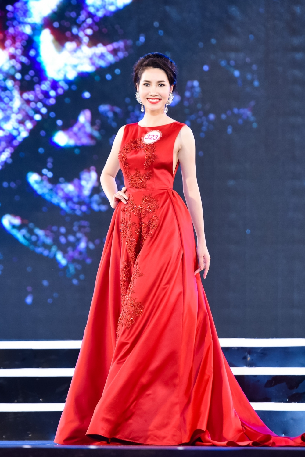 Mời quý khán giả xem và cùng chọn ra thí sinh mặc đầm dạ hội đẹp nhất trong đêm chung khảo phía bắc HHVN 2016.