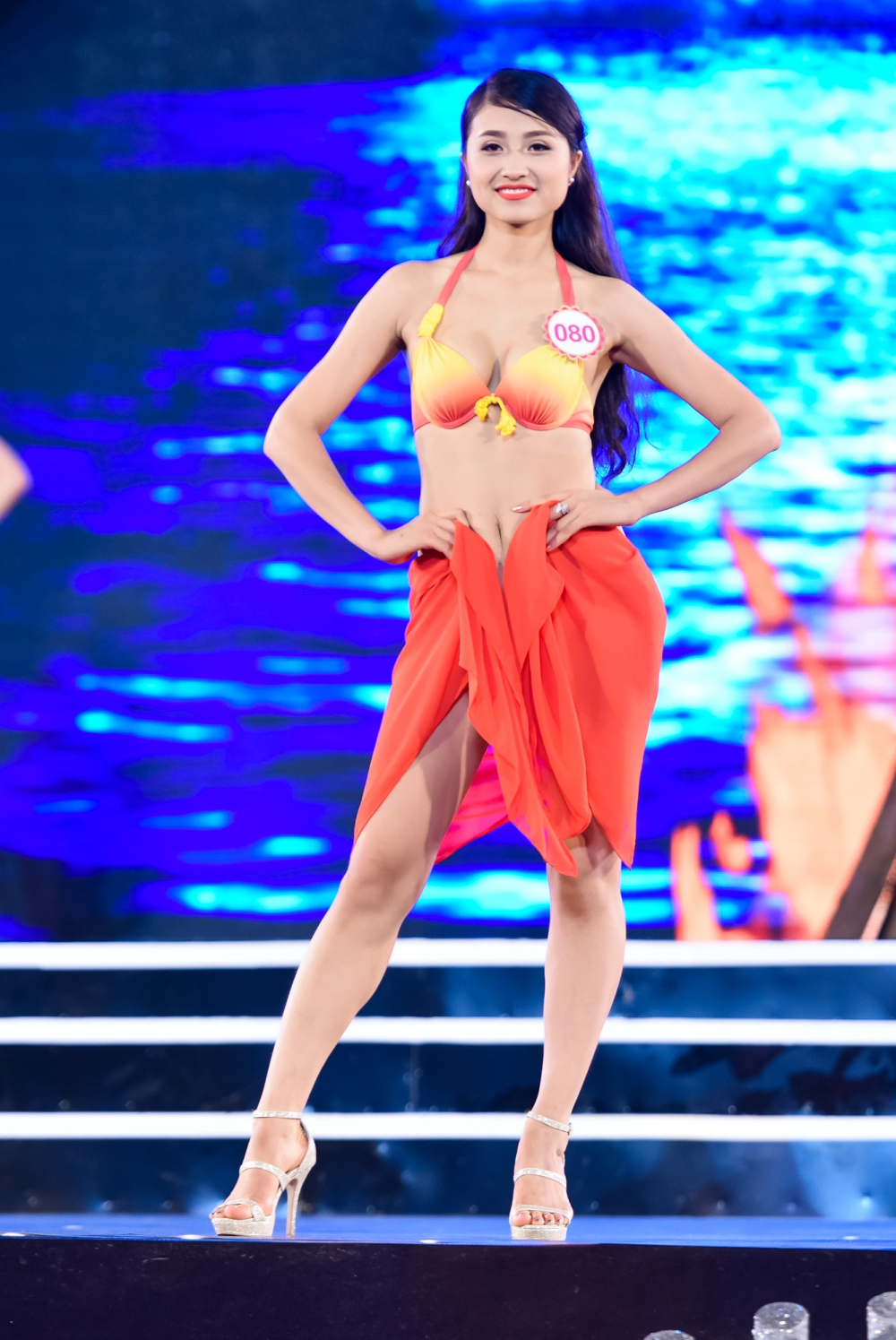 32 thí sinh có dịp khoe hình thể trong trang phục bikini thiết kế đẹp mắt.
