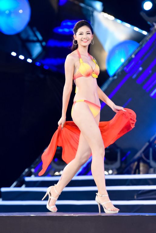 Thanh Tú cao 180cm, nặng 58kg, số đo 3 vòng: 81-62-99