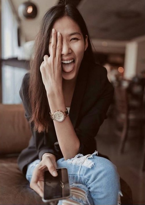 Người mẫu Hoàng Thùy với chiếc đồng hồ có mặt đính đá và dây đeo họa tiết đồi mồi rất sành điệu.