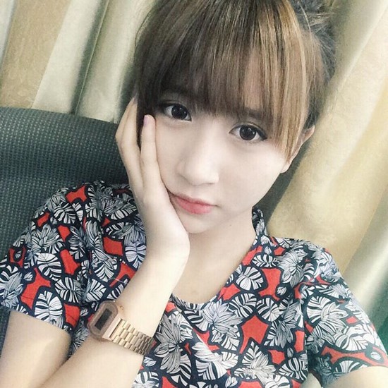 Cũng thích đồng hồ gold nhưng Quỳnh Anh Shyn lại có lựa chọn trẻ trung hơn.