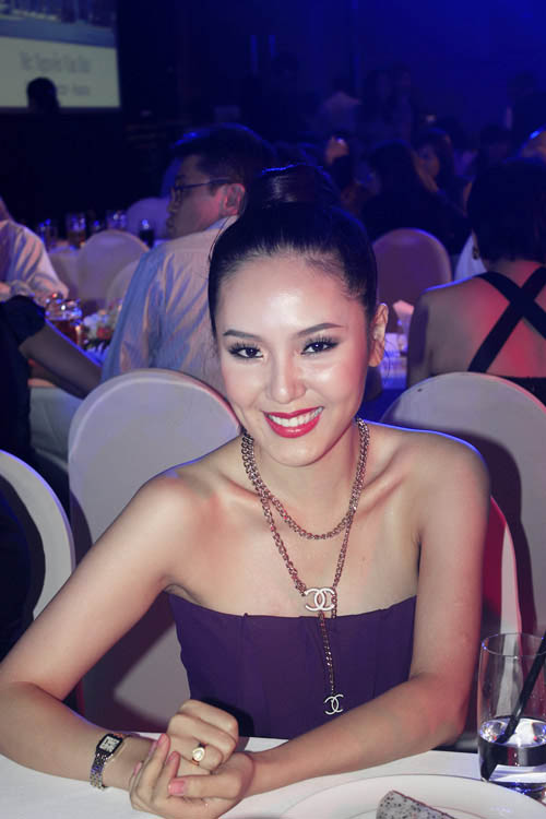 Phương Linh lại chọn cho mình một mẫu đồng hồ dây kim loại cổ điển dễ mix cùng trang phục.
