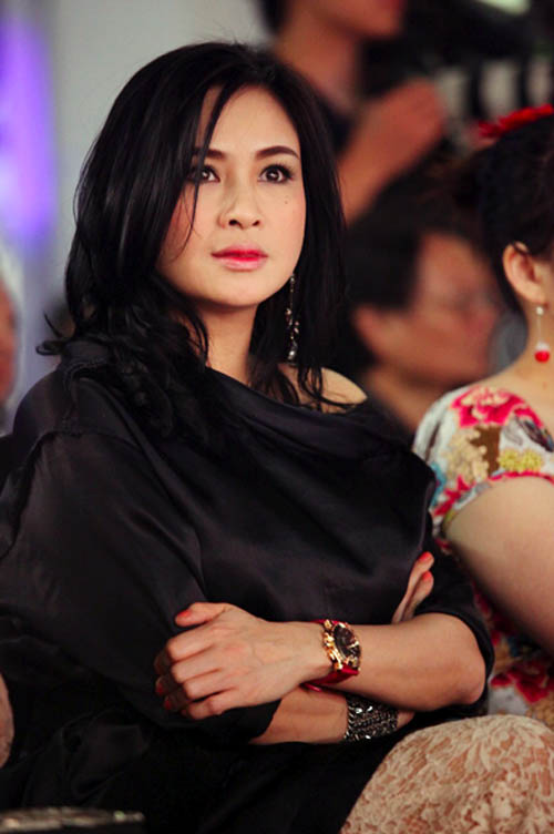 Diva Thanh Lam nổi bật với đồng hồ mạ vàng cỡ lớn. 