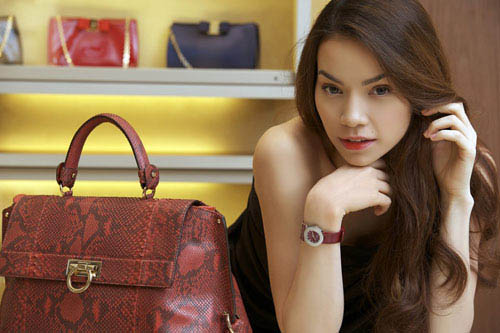 Không hổ danh là ngôi sao sành điệu nhất VBiz, Hồ Ngọc Hà kết hợp mẫu đồng hồ mặt tròn nữ tính ''ton - sur - ton'' cùng túi xách. Mẫu đồng hồ của cô thuộc thương hiệu Salvatore Ferragamo danh tiếng.