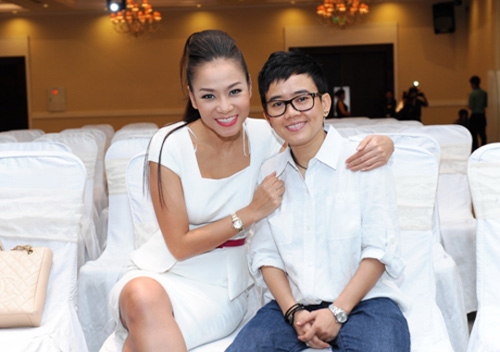 Thu Minh lại ưa chuộng mẫu đồng hồ mặt tròn, mạ vàng cô điển. Cô kết hợp chúng với hầu hết mọi kiểu trang phục cho những lần xuất hiện gần đây của mình tại The Voice 2012. 