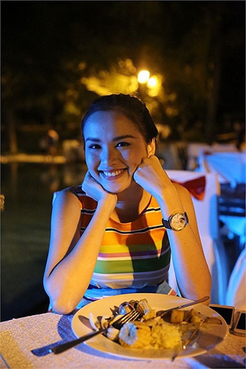 Đồng hồ ngày càng gắn liền với Diễm Hương trong mỗi sự kiện. Chiếc đồng hồ đeo tay thanh lịch này có trị giá hàng trăm trệu đồng.
