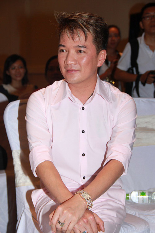 Khoảng đầu năm 2013, Đàm Vĩnh Hưng gây xôn xao khi chia sẻ thông tin bị mất chiếc đồng hồ nạm kim cương trị giá 1 tỷ đồng. Tuy nhiên, sau đó, chiếc đồng hồ này đã được Mr. Đàm tìm lại và cũng ''kịp'' bù đắp mất mát bằng chiếc đồng hồ khác giá trị không kém