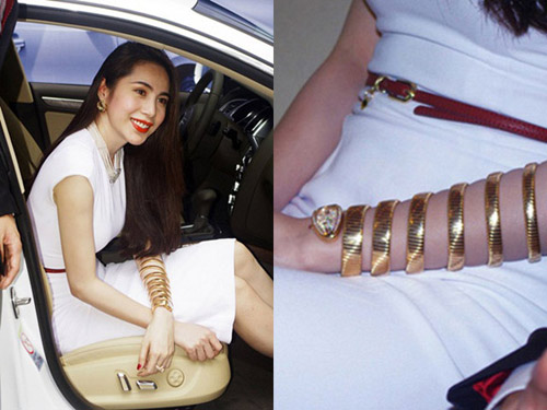 Cách đây vài năm, Thủy Tiên cũng từng gây chú ý khi xuất hiện với chiếc đồng hồ con rắn sang trọng và nói rằng đây là quà cưới của Công Vinh mua tặng. Giới truyền thông vào cuộc để săn lùng về nguồn gốc món quà cưới đắt đỏ này. Được biết, đây là 1 trong 15 chiếc đồng hồ vòng rắn được sản xuất trên thế giới trị giá 4 tỷ đồng tính tại thời điểm đó.