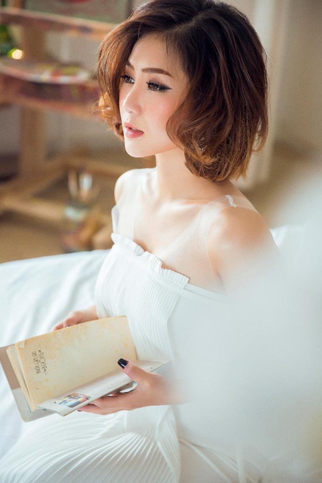 Trong bộ ảnh mới, Quán quân Giọng hát Việt mùa đầu tiên Hương Tràm khiến công chúng không khỏi bất ngờ khi trở lại với hình ảnh ngọt ngào, hiền lành và đầy nữ tính. 