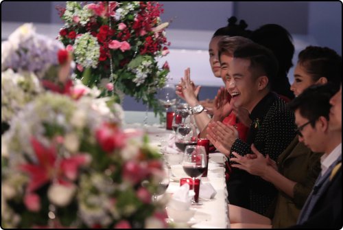 NTK Chung Thanh Phong, chủ nhân của những thiết kế lộng lẫy trong phần thi catwalk trên bàn tiệc, đồng thời là một trong 32 khách mời góp mặt chấm điểm cho phần thi này cho biết. Anh ấn tượng với đội của Lan Khuê nhất, bởi phong cách trình diễn lôi cuốn của các thí sinh, họ cũng truyền tải rất tốt thông điệp của từng bộ trang phục.