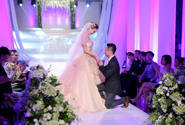Khánh Ngân là ''điểm sáng'' trong đội hình của Phạm Hương. Cô có gương mặt xinh đẹp như hoa hậu, bước đi duyên dáng. Khi bị một khách mời lên làm khó, Khánh Ngân phản ứng bình tĩnh. Đây chính là điểm cộng khiến nhiều khách mời sau đó quyết định bình chọn cho đội Phạm Hương.