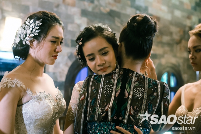 Theo Phạm Hương thì đó là chiến thuật để cô bảo vệ cho các thành viên của đội mình không lọt vào top nguy hiểm.