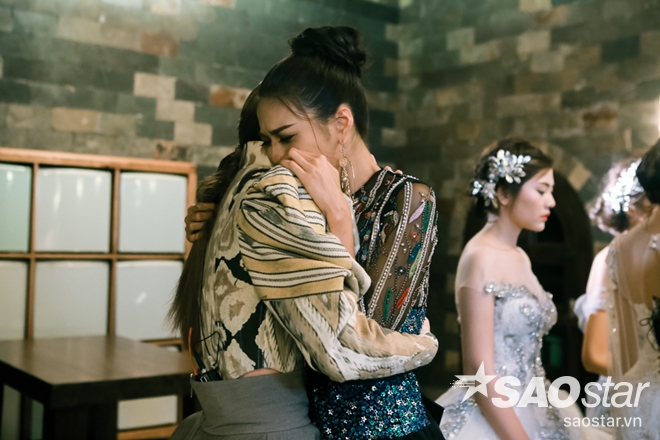 Trước quyết định này của Phạm Hương, Lan Khuê đã khóc nấc lên khi trong đội chỉ còn duy nhất 1 thí sinh là Quỳnh Mai. Ngay sau đó, cô đã giận dữ lên xe bỏ về mà không nói thêm điều gì.